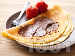 Бързи, лесни и вкусни обикновени палачинки с прясно мляко и течен шоколад - снимка на рецептата